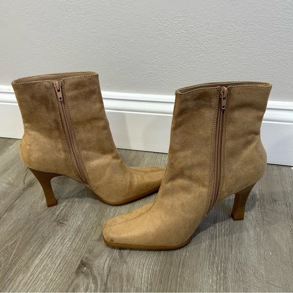 NWOB Rouge Helium Faux Suede Tan Square Toe Heel Boots Booties Women’s Size 9 - Picture 5 of 8
